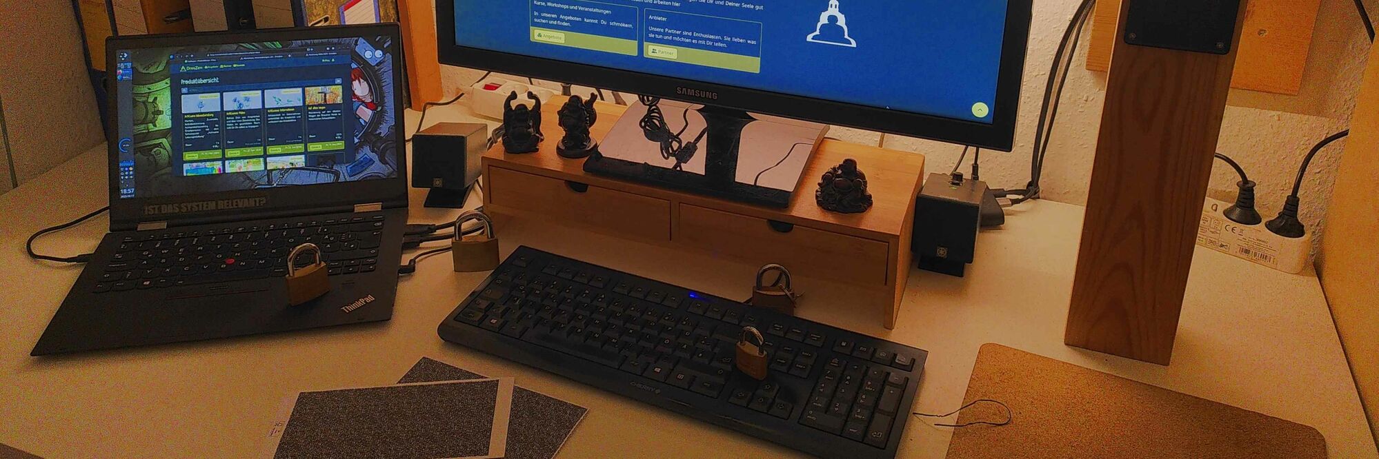 PC / Laptop Tastatur und Monitor mit Vorhängeschlössern