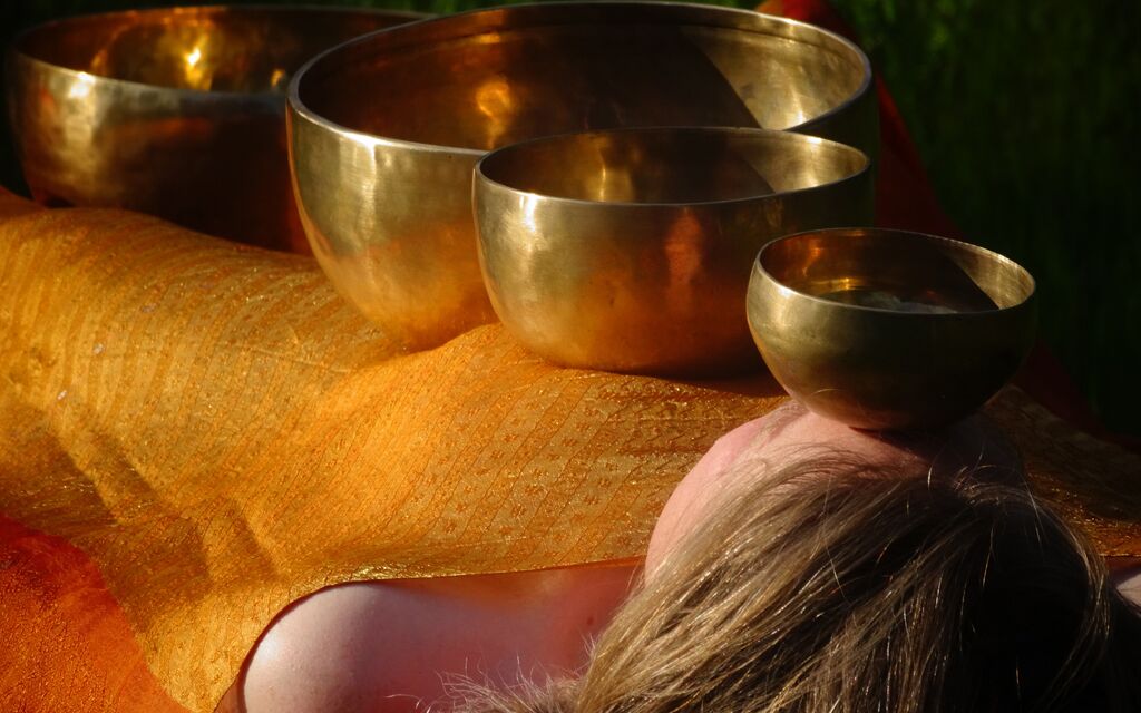 Klangschalen auf K&ouml;rper bei einer Klangmassage