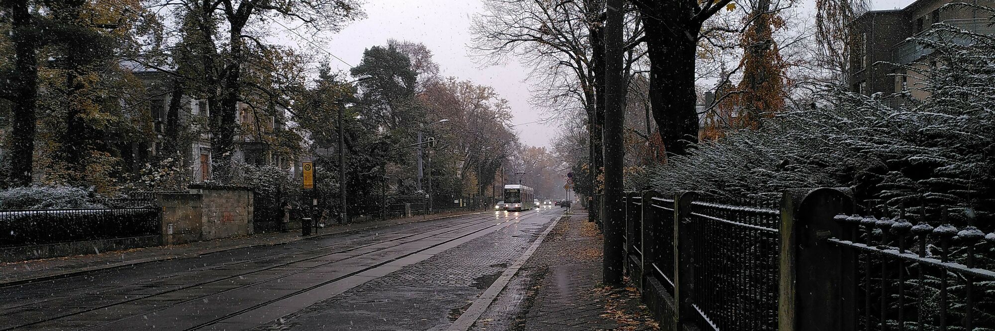 Novemberwetter 2022 Novemberwetter: Temperaturen um den Gefrierpunkt und der Regen geht in Schnee über Dresden (bei der Haltestelle Lene-Glatzer-Straße), 18. November 2022