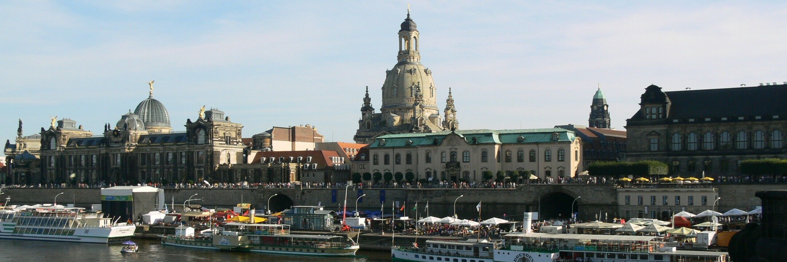 Blick auf das Terrassenufer in Dresden