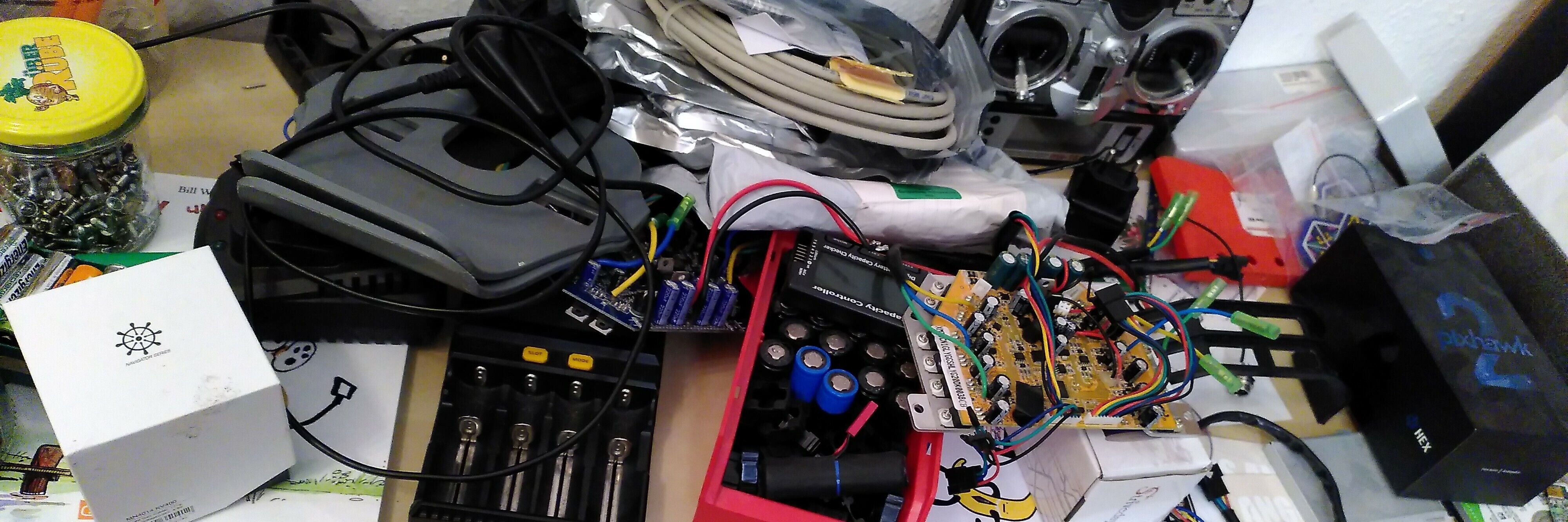 Allerhand Elekronikbauteile m&uuml;ssen in gro&szlig;er Unordnung