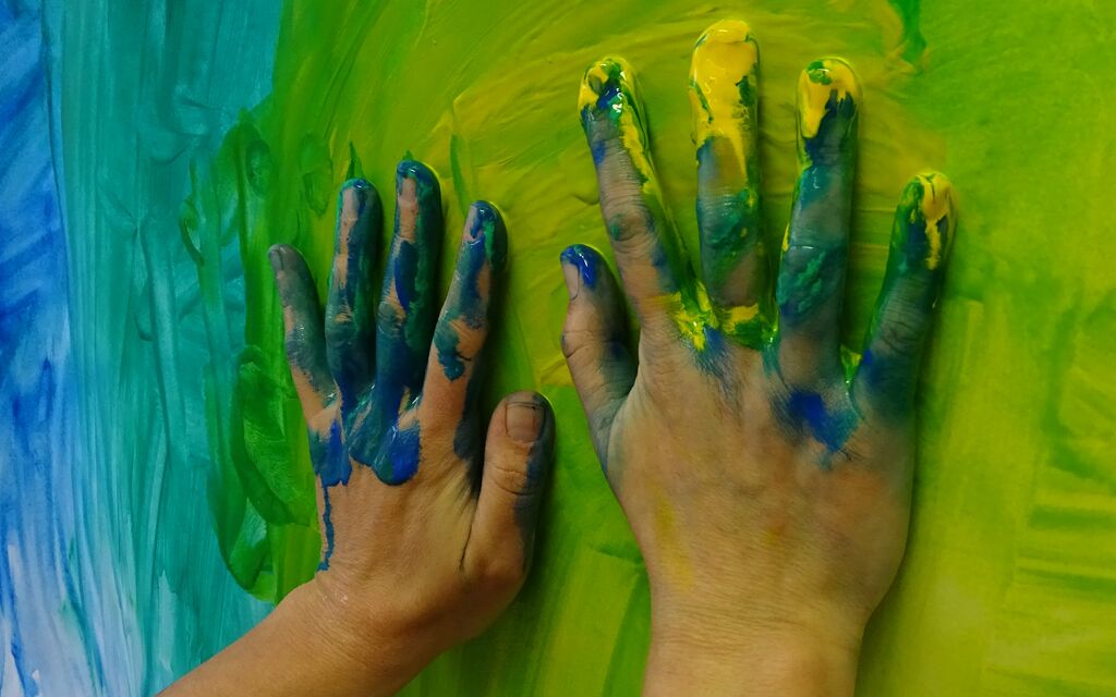 H&auml;nde auf Papier gelbgr&uuml;n